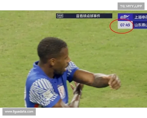 VAR多次介入判罚引发争议 场边教练与球员情绪失控导致比赛一度中断